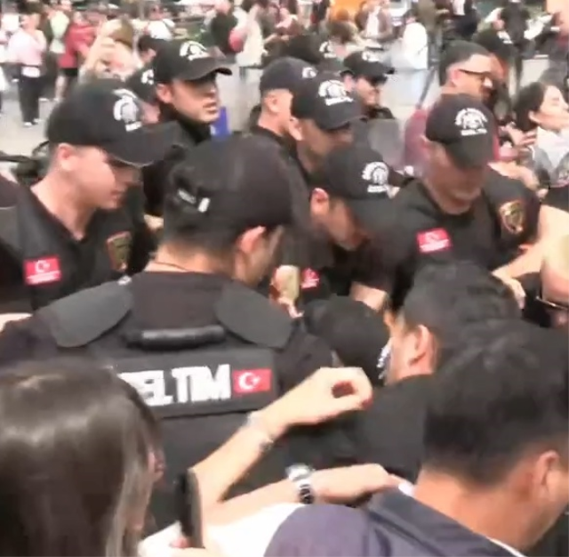 Adliye önünde toplanan LGBTİ'lere polis müdahalesi! O anlar kamerada