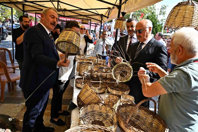 Denizli'de 39. Ahilik Haftası'nda Vali Köşger örs başında demir dövdü