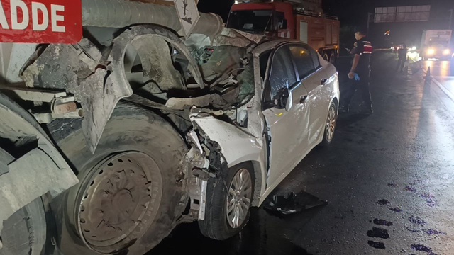 Akaryakıt tankerine arkadan çarpan otomobil 100 metre sürüklendi: 1 ölü