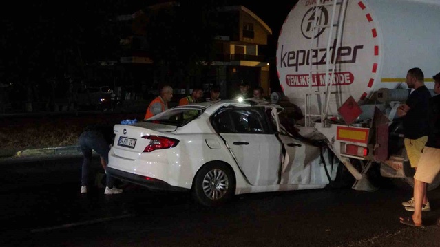 Manavgat'ta tankere arkadan çarpan otomobil, 50 ton yakıt boşaltılınca çıkarıldı