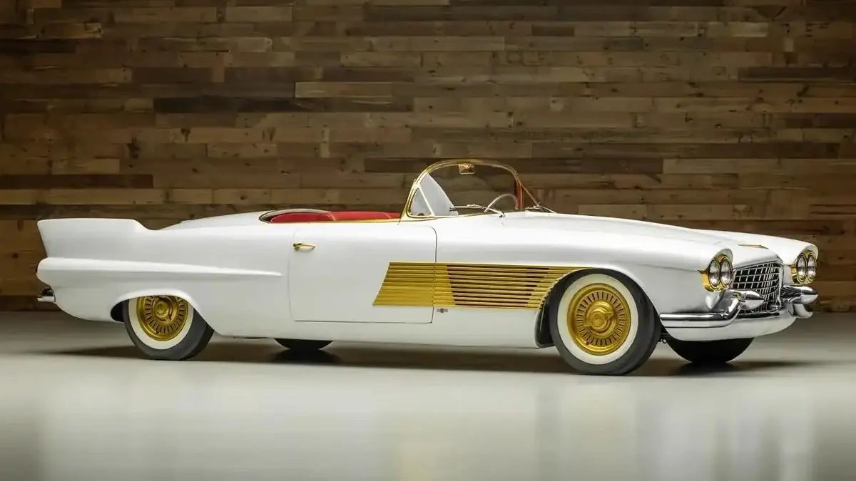 Altın kaplamalı 1953 Cadillac Elegante, 1,27 milyon dolara alıcı buldu