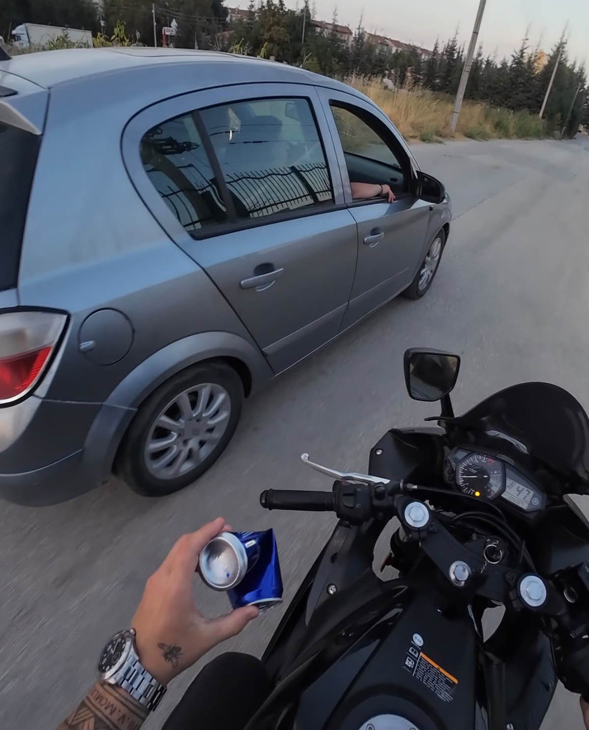 Eskişehir\'de motosiklet sürücüsü, otomobilden atılan çöpü camdan içeri attı