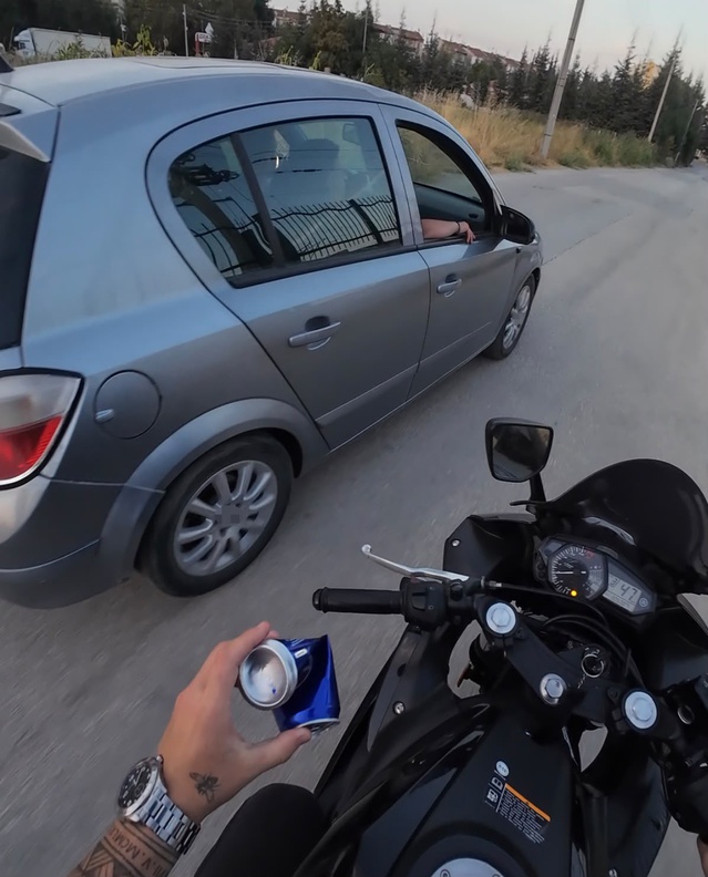 Eskişehir'de motosiklet sürücüsü, otomobilden atılan çöpü camdan içeri attı