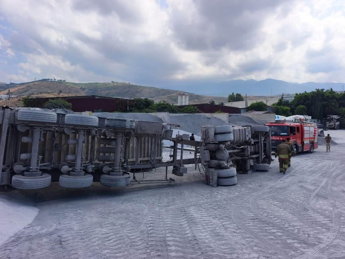 Hatay Arsuz\'da devrilen kum yüklü kamyonun sürücüsü yaralandı