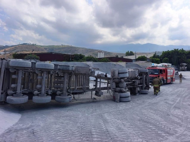 Hatay Arsuz'da devrilen kum yüklü kamyonun sürücüsü yaralandı