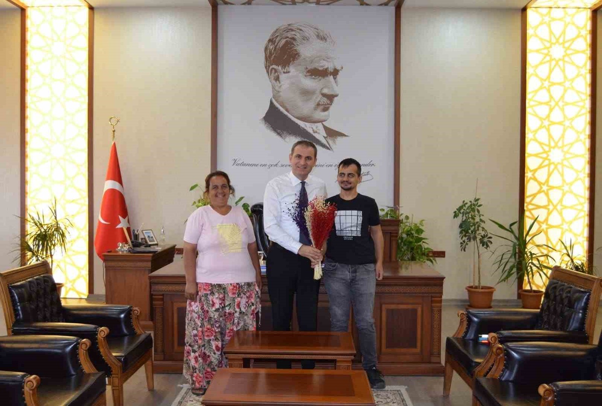 Görme engelli Özcan Şaylı, Karamanoğlu Mehmetbey Üniversitesi\'ni kazandı