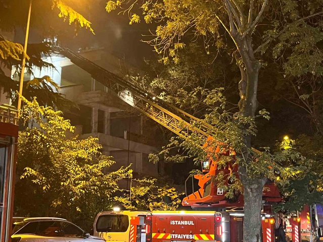 Bakırköy'de metruk binanın çatısında yangın 1 saatte kontrol altına alındı