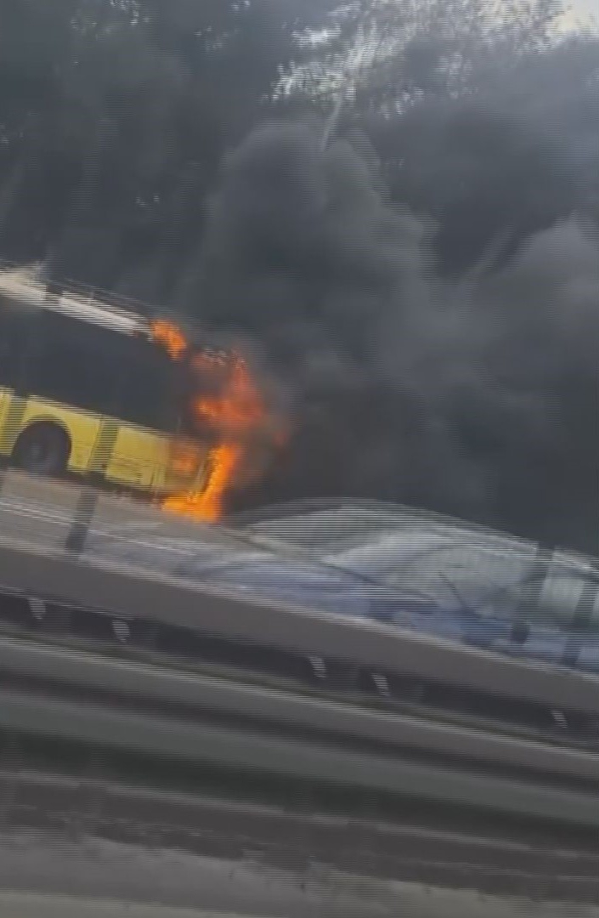 Bakırköy D-100 yan yolda İETT otobüsünün motoru alev aldı, müdahale sürüyor