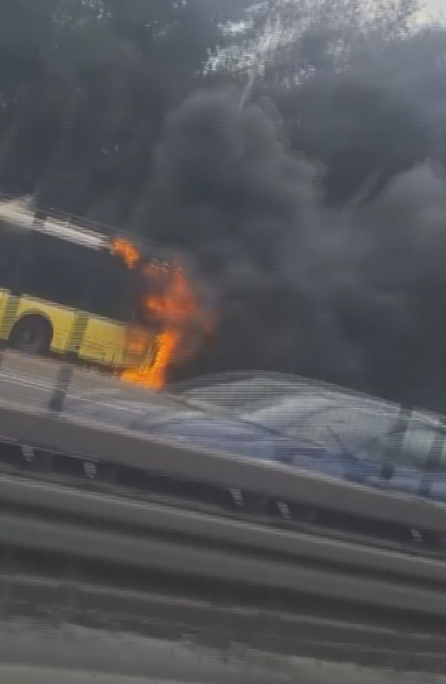 Bakırköy D-100 yan yolda İETT otobüsünün motoru alev aldı, müdahale sürüyor