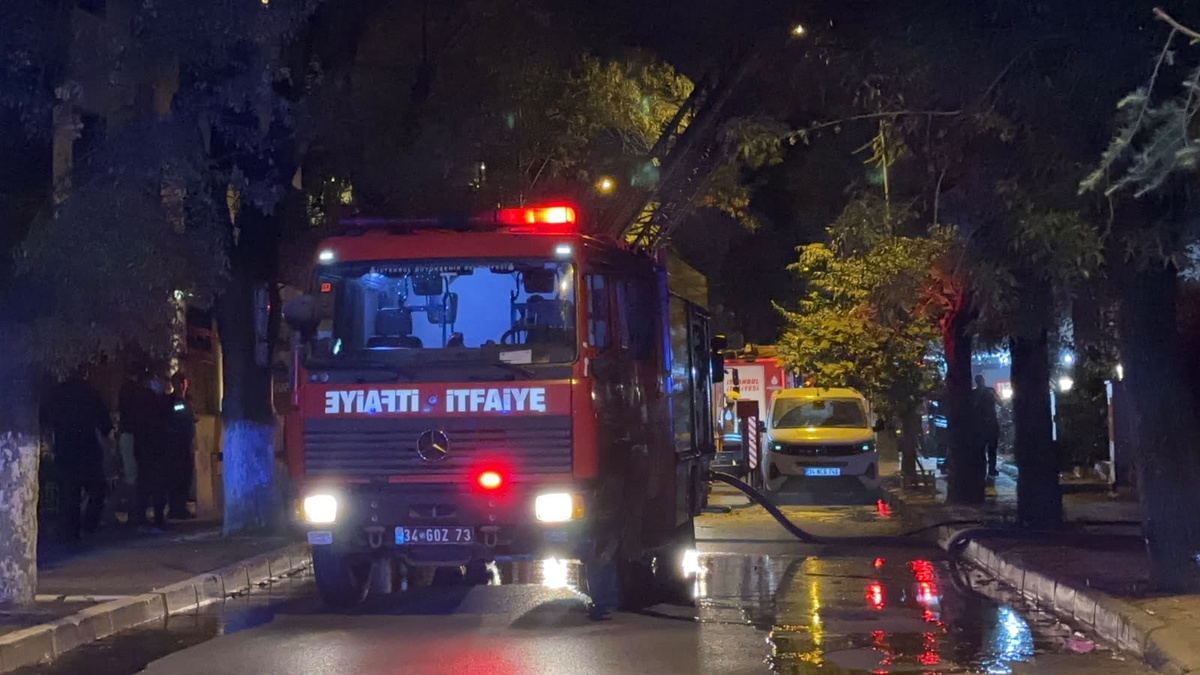 Bakırköy\'de boşaltılan 4 katlı binanın çatısı gece saatlerinde alevlere teslim oldu