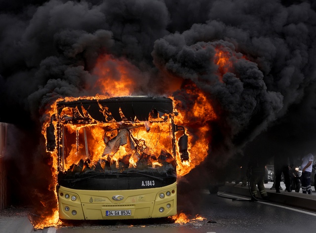 <a class='keyword-sd' href='/istanbul/' title='İstanbul'>İstanbul</a>'da korku dolu anlar! <a class='keyword-sd' href='/iett/' title='İETT'>İETT</a> otobüsü alev topuna döndü