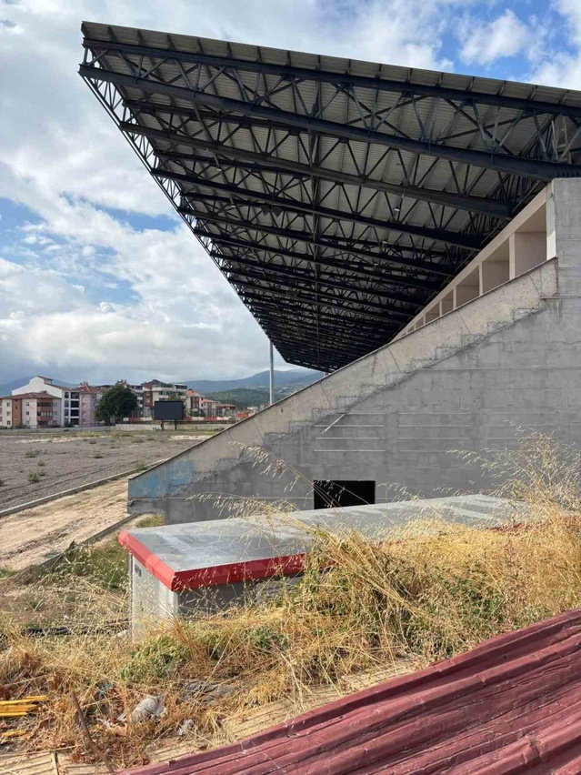 Bilecik'te 12 yıldır bitmeyen Edebali Stadı'nda çalışmalar yeniden durdu