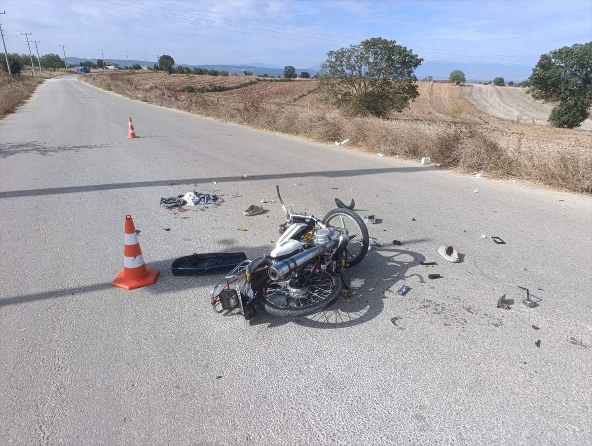 Bilecik\'te motosiklet hafif ticari araca çarptı, 16 yaşındaki sürücü yaralandı
