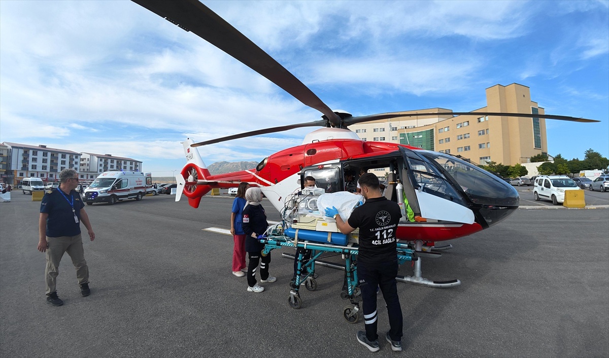 Tatvan\'da kalp hastası 1 günlük bebek ambulans helikopterle Van\'a sevk edildi