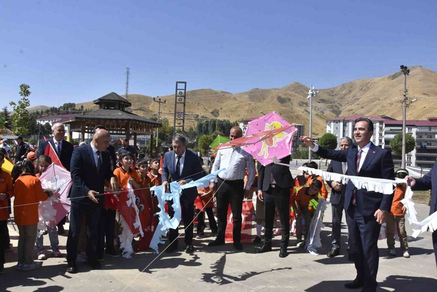 Bitlis’teki çocuklar Gazze’deki akranları için uçurtmalarını gökyüzüne bıraktı