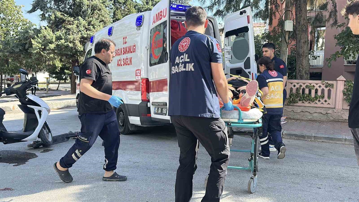 Burdur\'da motosiklet scooter ile çarpıştı, sürücü yaralanarak hastaneye kaldırıldı