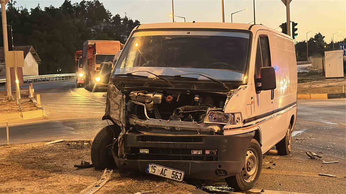 Burdur\'da tarım işçisi minibüsü devrildi, hastaneye kaldırılan 9 yaralının durumu iyi