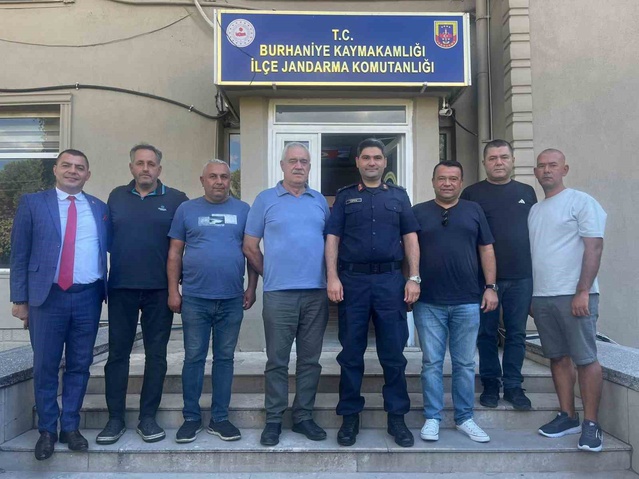 Burhaniye'de esnaf odası yeni Jandarma Komutanı Topçu'yu ziyaret etti