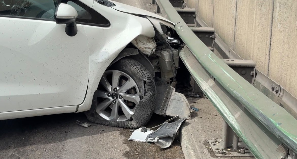 Bursa\'da alt geçitte şerit değiştiren ticari araç otomobile çarptı, 2 araç ağır hasar gördü