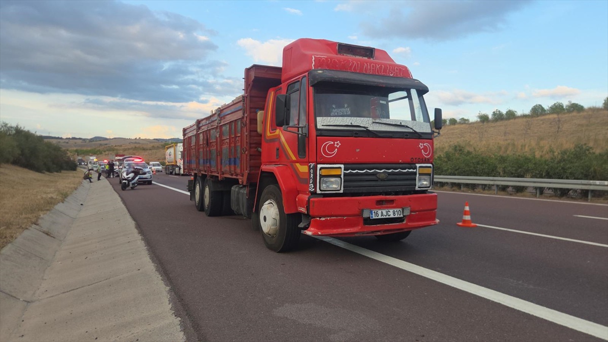 Bursa\'da motosiklet kamyona çarptı, sürücü kurtarılamadı