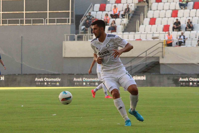 Ceyhun Gülselam 38 yaşında kramponlarını astı, futbol kariyeri sona erdi