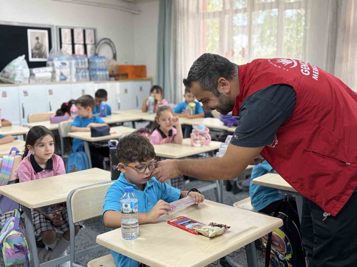Aydın Çine'de öğrencilere yeni eğitim yılının ilk günü kalem seti hediye edildi
