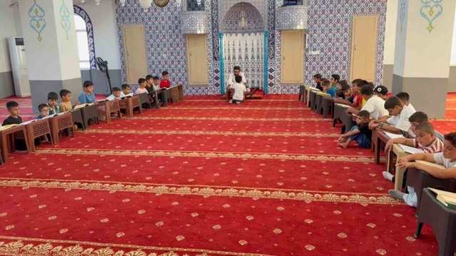 Adıyaman Kahta'da camide 'Cami Market' projesiyle çocuklara ikram veriliyor