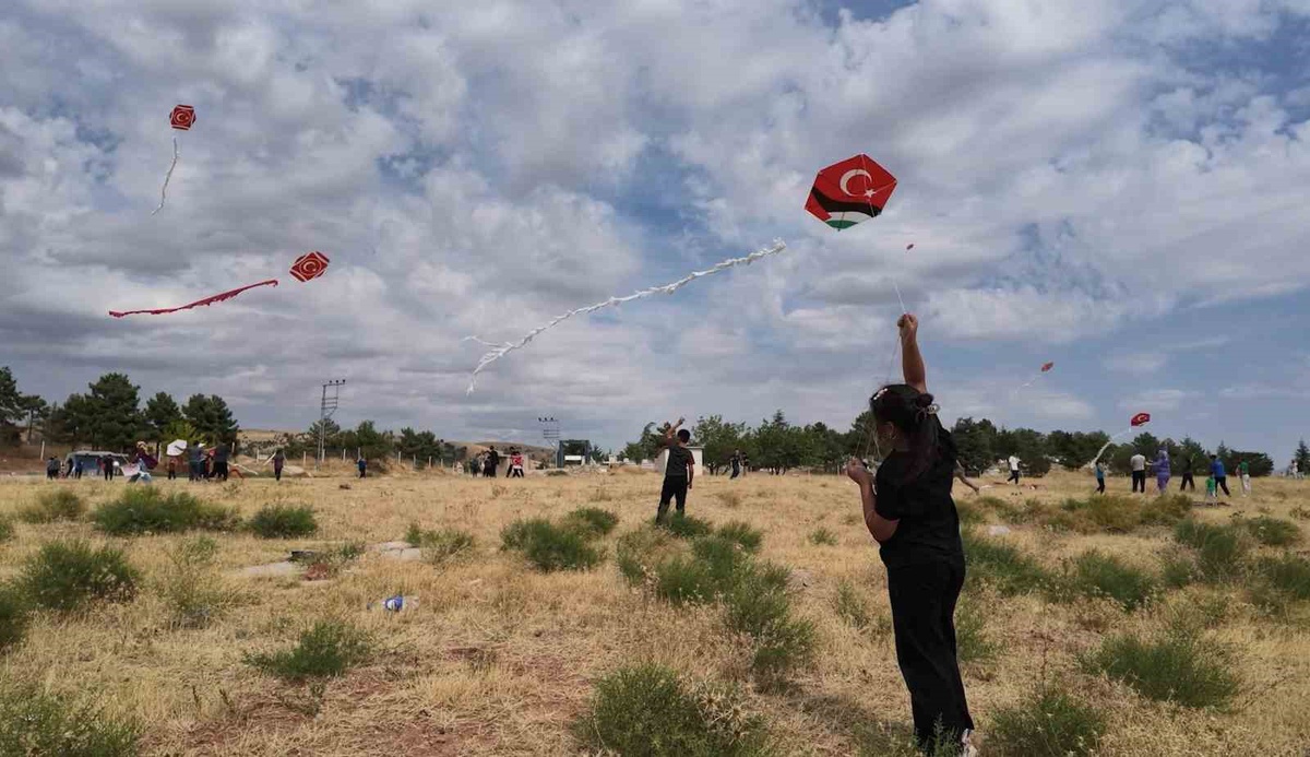 Kırıkkale\'de çocuklar Filistinli yaşıtları için uçurtma uçurdu