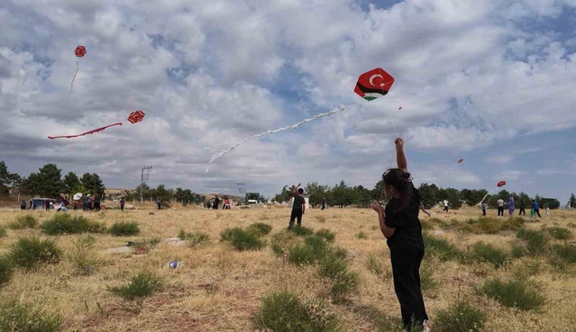 Kırıkkale'de çocuklar Filistinli yaşıtları için uçurtma uçurdu