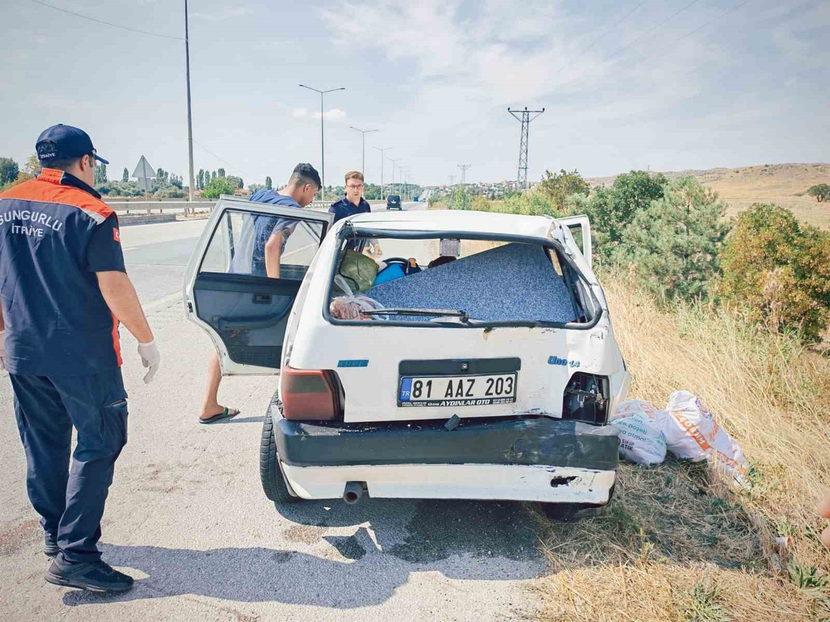 Çorum Sungurlu\'da otomobil ile hafif ticari araç çarpıştı, 3 kişi yaralandı