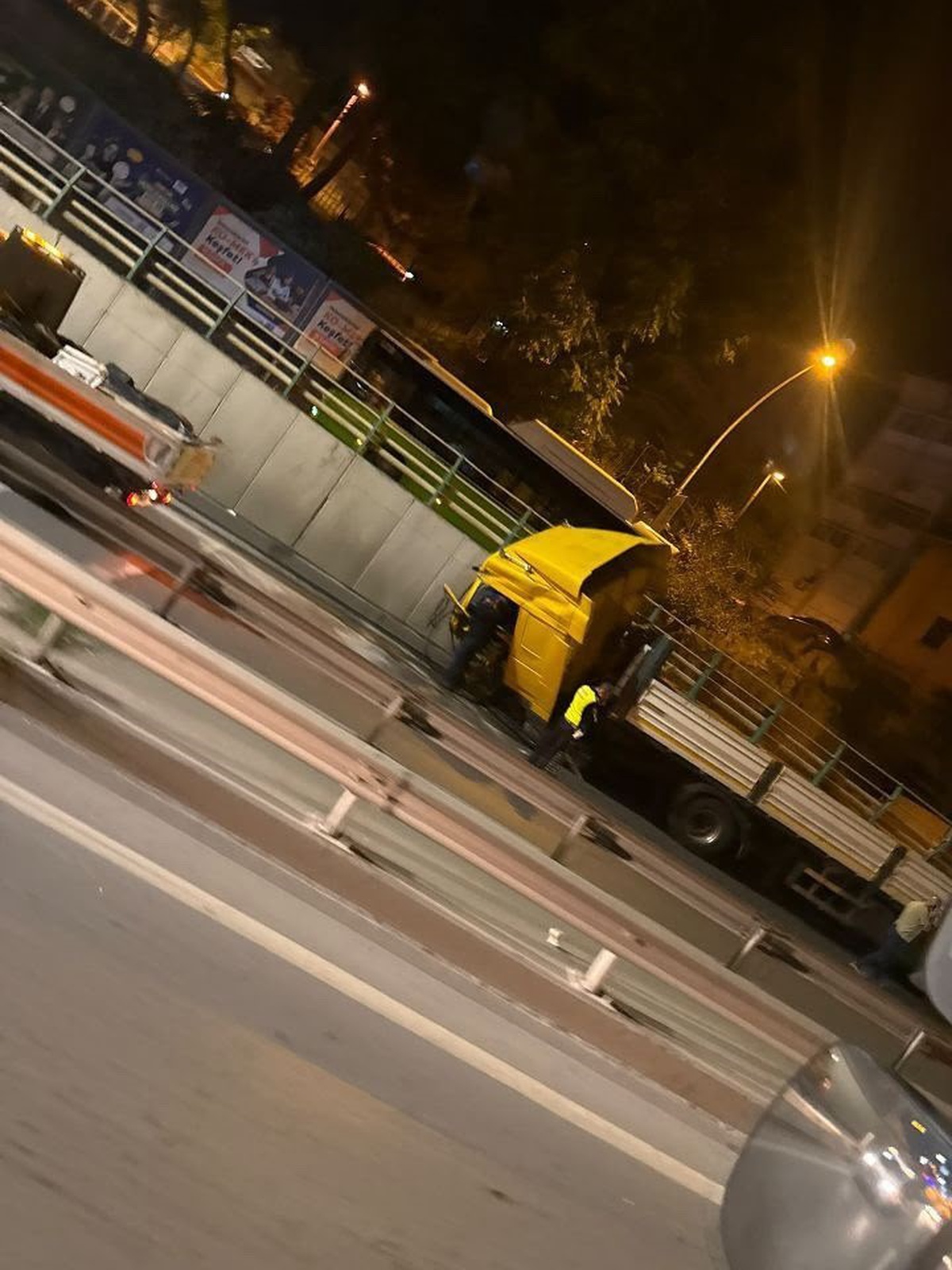 Kocaeli İzmit\'te D-100\'de tır duvara çarptı, sürücü yaralandı