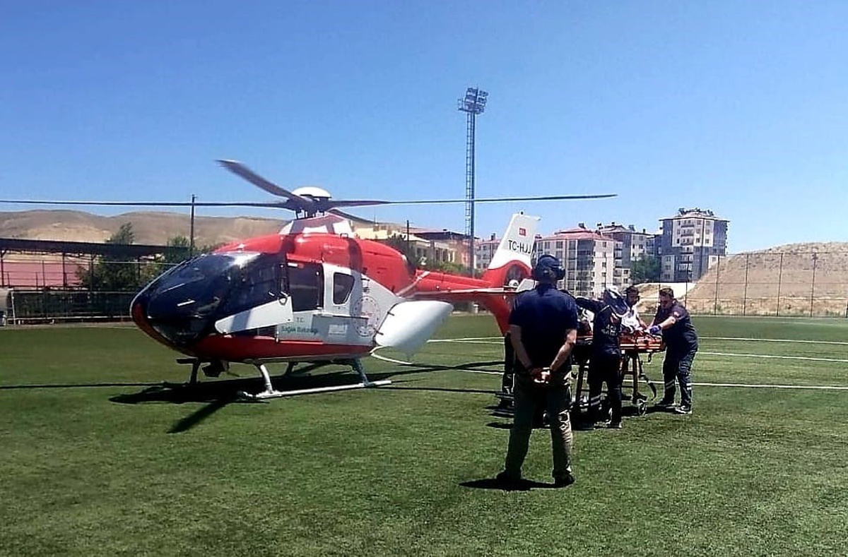 Darende'de kalp krizi geçiren 55 yaşındaki hasta hava ambulansıyla Malatya'ya sevk edildi