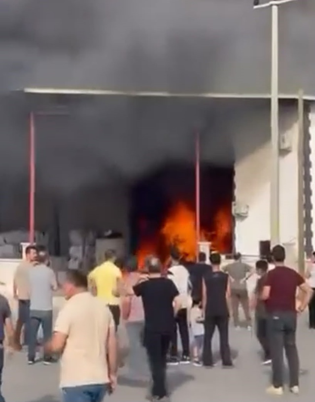 Denizli Merkezefendi'de iş yerinde yangın çıktı, ekiplerin müdahalesi sürüyor