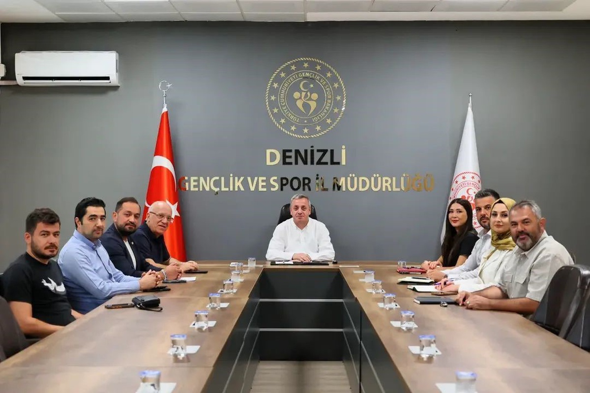 Denizli\'de futbol sahalarının kullanımı için sezon öncesi toplantı yapıldı