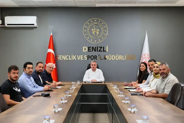 Denizli'de futbol sahalarının kullanımı için sezon öncesi toplantı yapıldı
