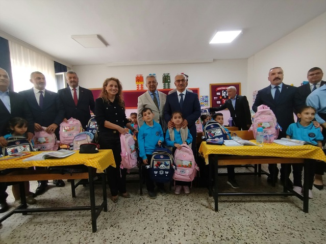 Dilovası'nda ilkokul 1. sınıf öğrencilerine kırtasiye desteği dağıtıldı