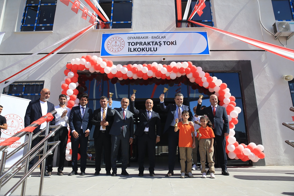 Diyarbakır Bağlar\'da İlköğretim Haftası coşkusu, Vali Yardımcısı ders zilini çaldı