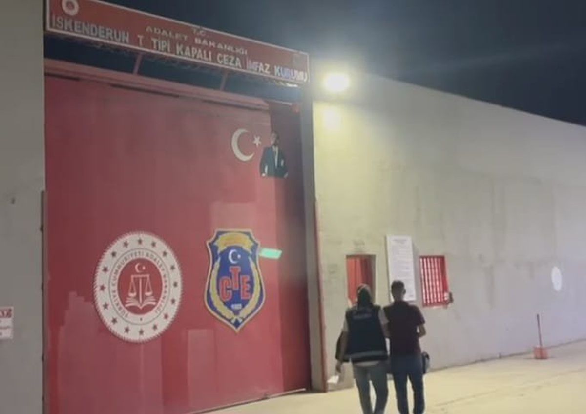 Hatay Dörtyol'da silahla tehdit suçundan aranan T.T. yakalanıp tutuklandı