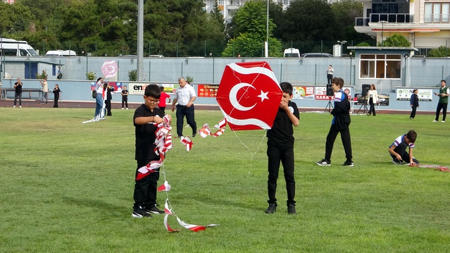 Edirne'de 250 çocuk, Gazze için uçurtma uçurdu