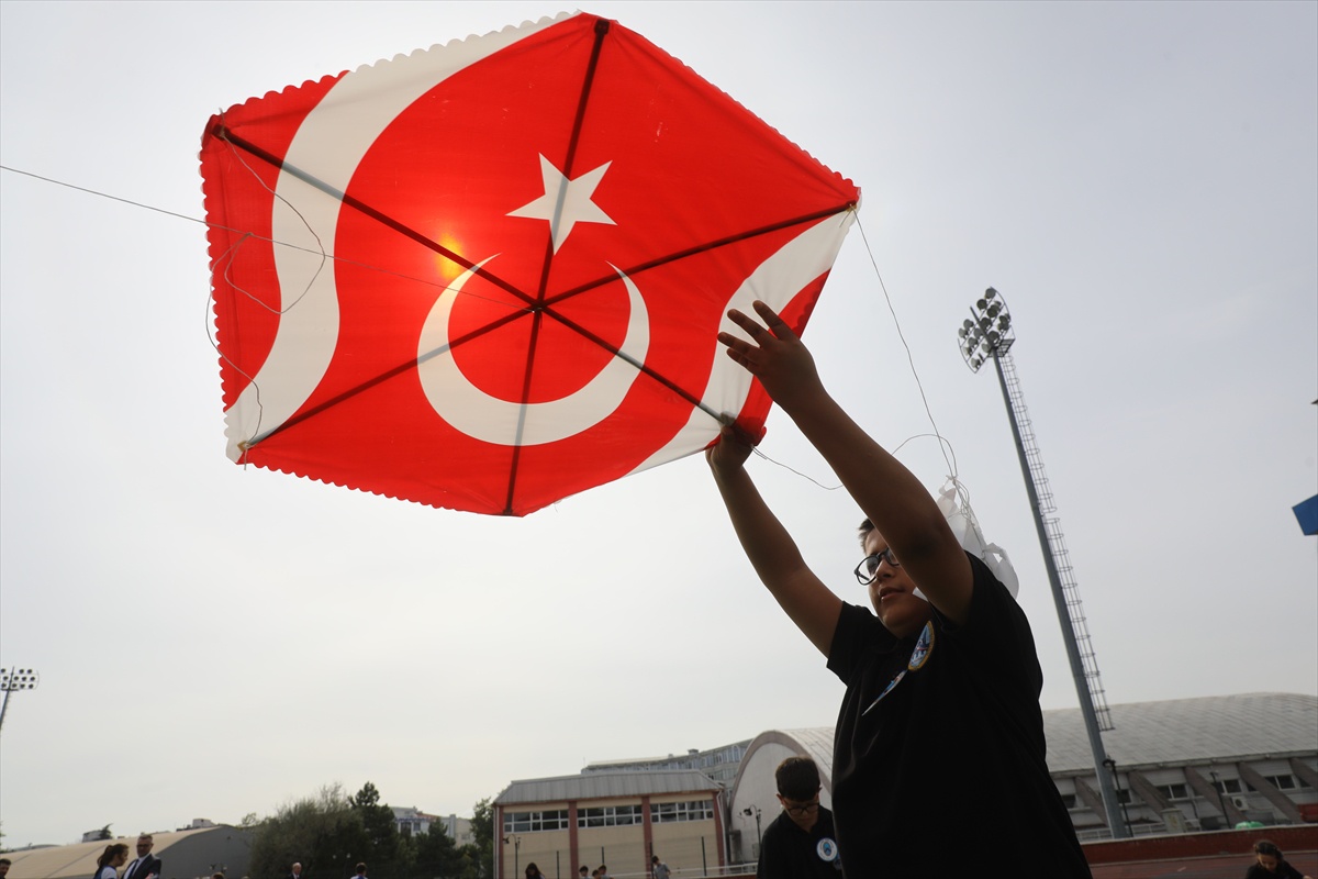 Edirne\'de 250 öğrenci Gazze\'deki akranları için uçurtma uçurdu