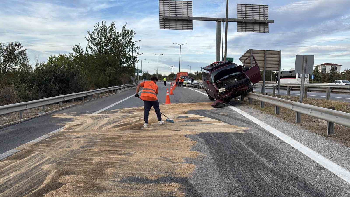 Edirne\'de kontrolden çıkan panelvan bariyerlere çarparak 35 metre sürüklendi