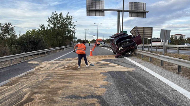 Edirne'de kontrolden çıkan panelvan bariyerlere çarparak 35 metre sürüklendi