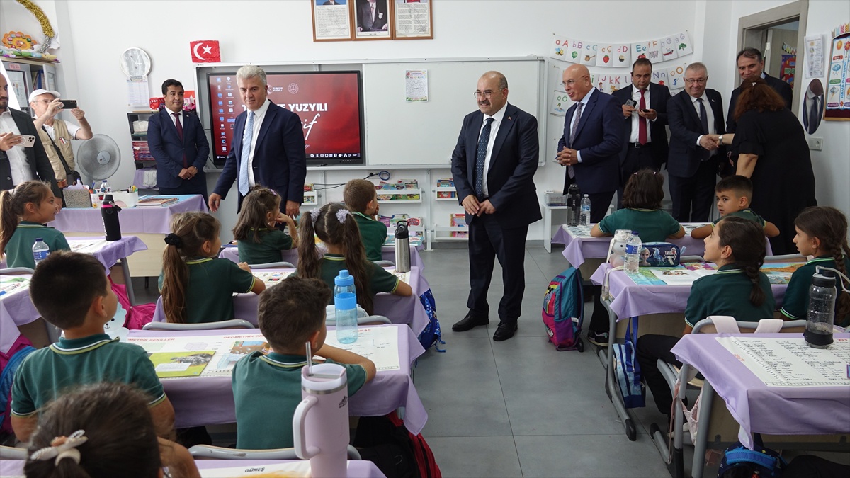 Edremit\'te 13 derslikli okul törenle açıldı, 251 öğrenci ders başı yaptı