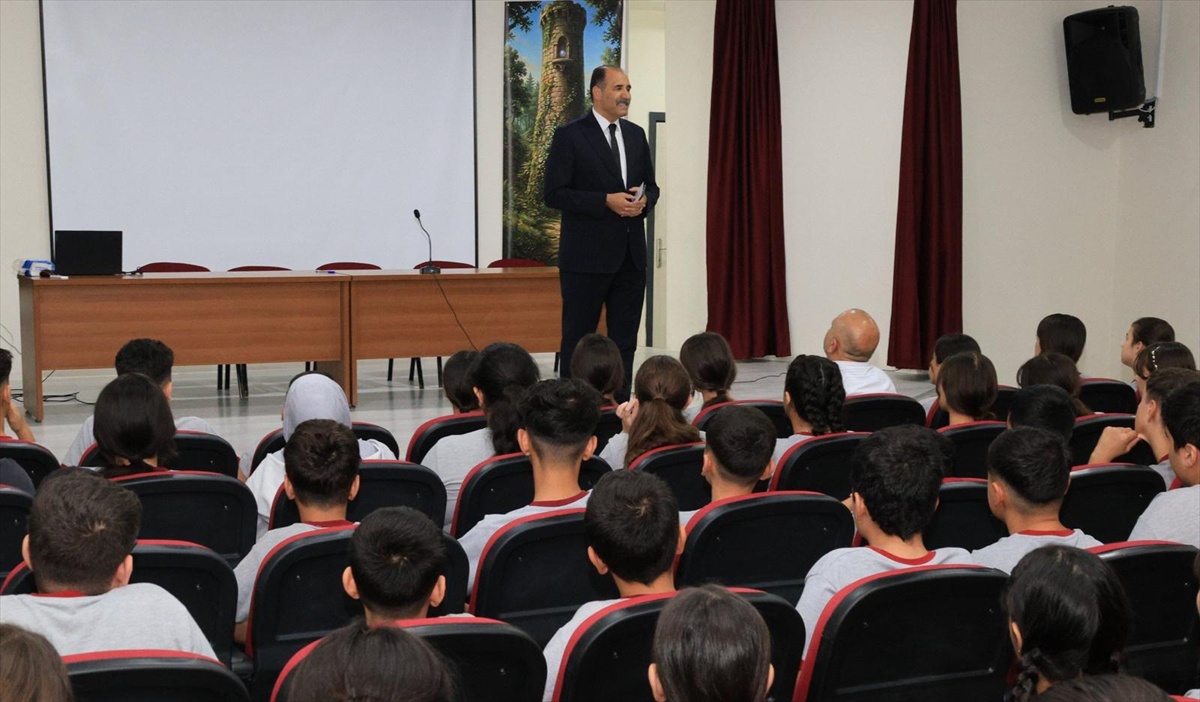 Elazığ\'da İl Milli Eğitim Müdürü Gün, LGS\'ye hazırlanan 8. sınıf öğrencileriyle buluştu