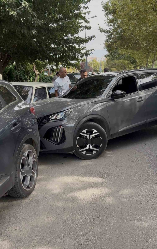 Elazığ'da 4 aracın karıştığı zincirleme kazada 8 kişi yaralandı