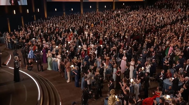 Emmy'de Matthew Rhys aynı gece iki başrol ödülü kazanan ilk isim oldu