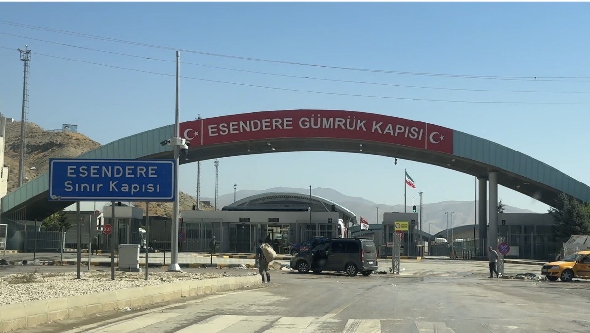 Hakkari Yüksekova\'da tır kuyruğu 3 kilometreye ulaştı, sürücüler mağdur