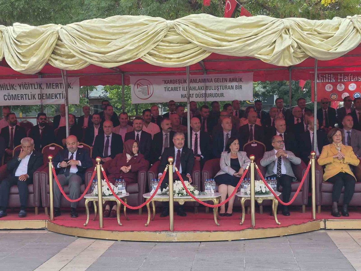 Eskişehir\'de Ahilik Haftası kutlandı, 71 yıllık berber yılın ahisi seçildi