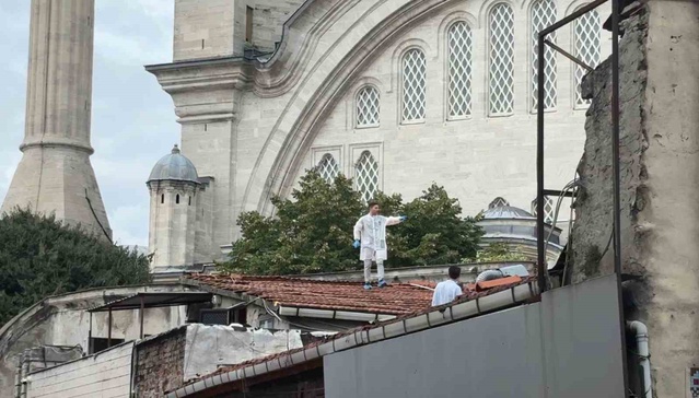 Fatih'te döviz bürosunda silahlı kavgada 2 kişi öldü, şüpheliler çatıdan kaçtı