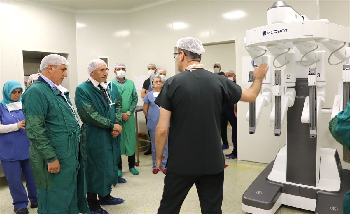 Elazığ\'da Fırat Üniversitesi Hastanesine robotik cerrahi sistemi kuruldu